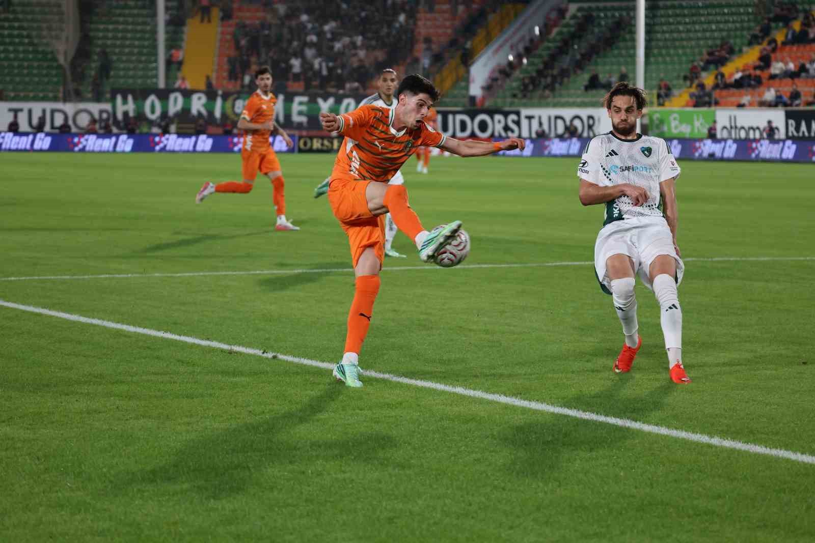Trendyol Süper Lig: Corendon Alanyaspor: 0 - Kocaelispor: 2 (İlk yarı)