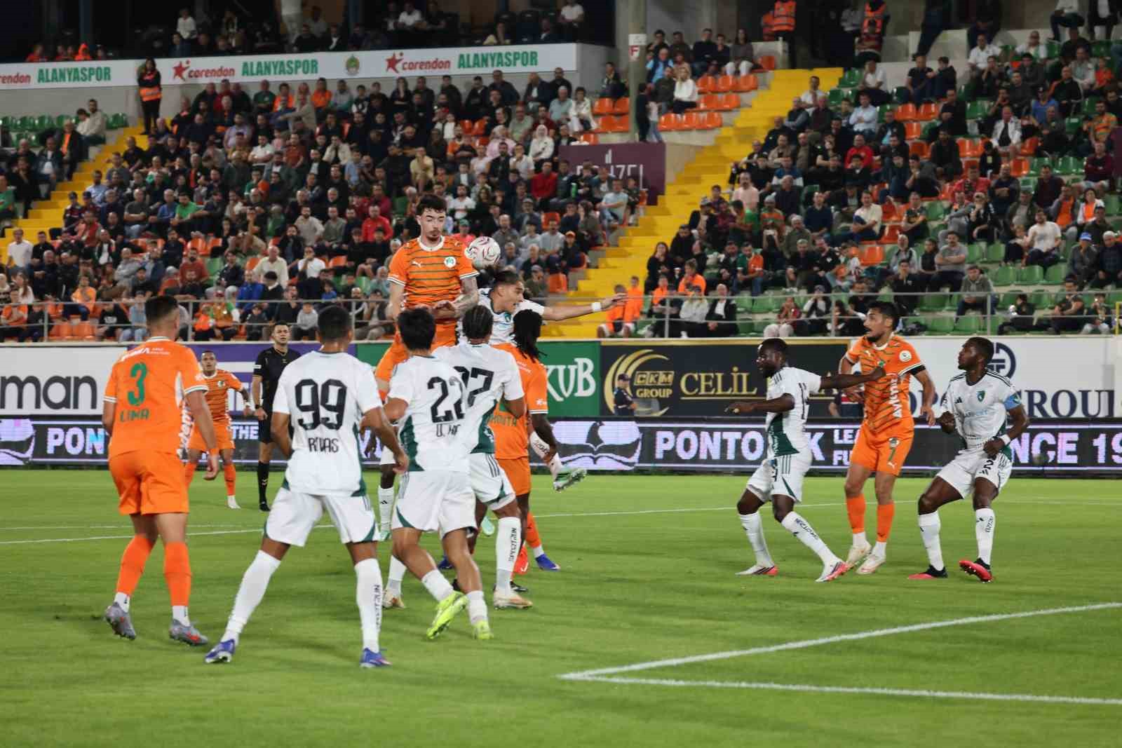 Trendyol Süper Lig: Corendon Alanyaspor: 0 - Kocaelispor: 2 (İlk yarı)