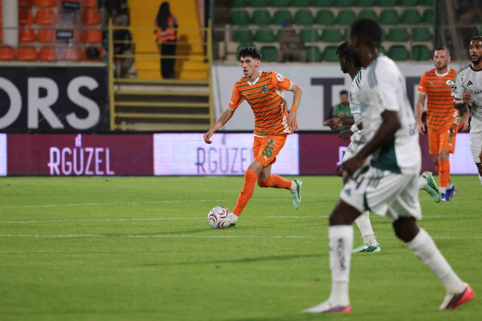 Trendyol Süper Lig: Corendon Alanyaspor: 0 - Kocaelispor: 2 (İlk yarı)