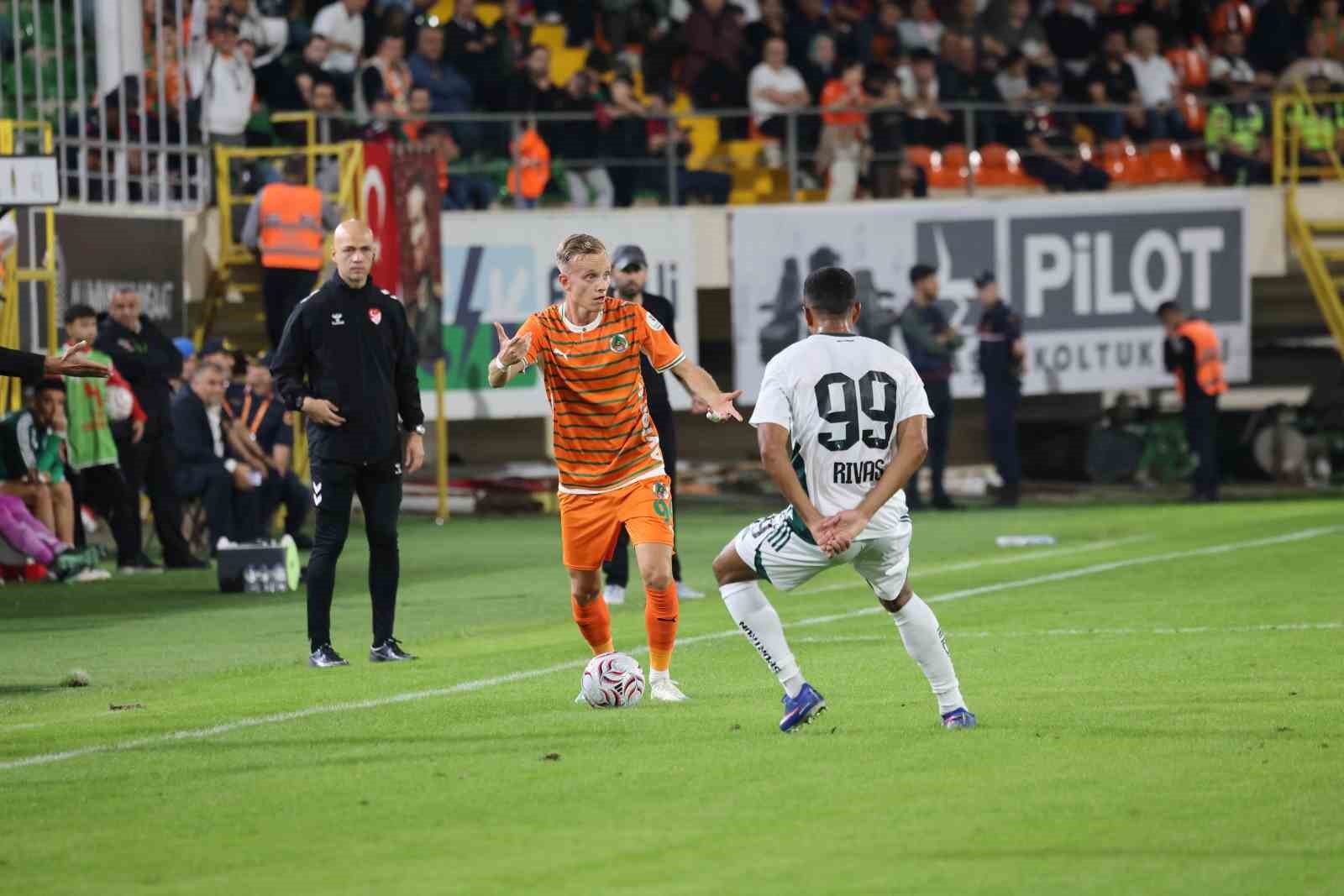 Trendyol Süper Lig: Corendon Alanyaspor: 0 - Kocaelispor: 2 (İlk yarı)