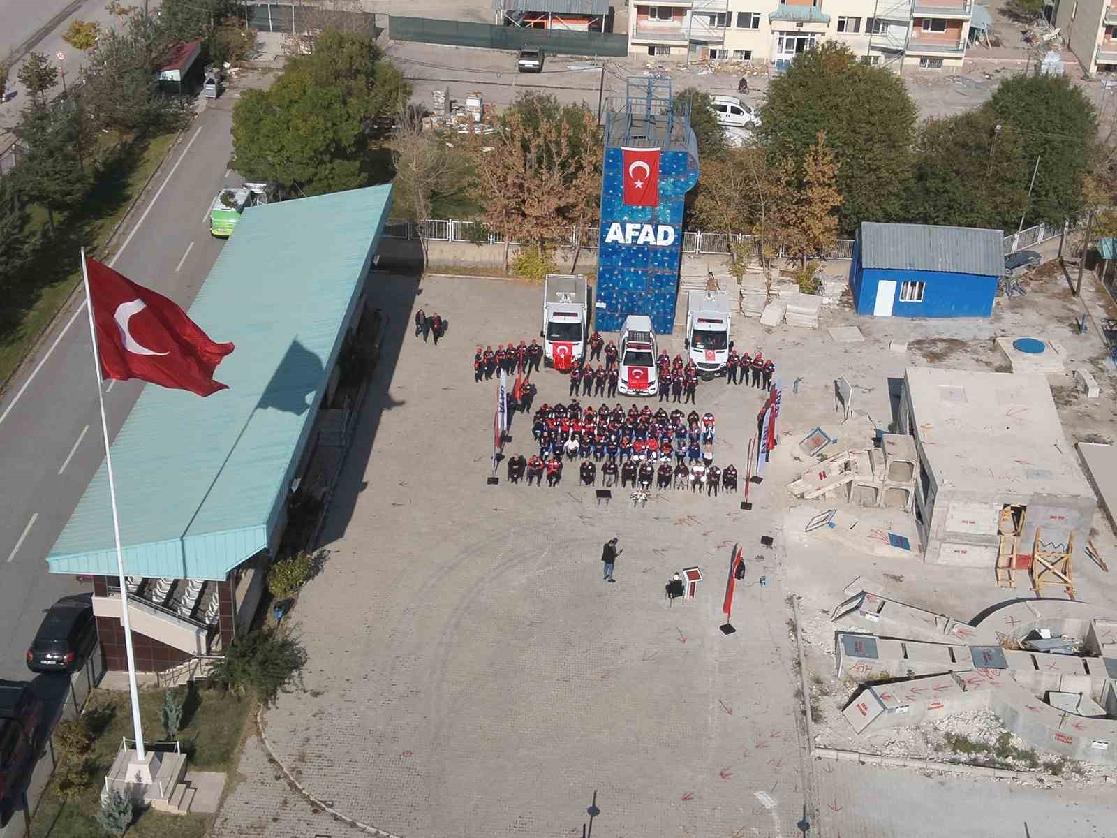 Van’da 23 Ekim Depremi’nin 15. yılında hayatını kaybedenler anıldı