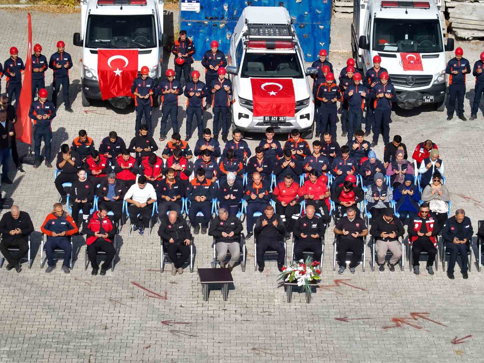 Van’da 23 Ekim Depremi’nin 15. yılında hayatını kaybedenler anıldı