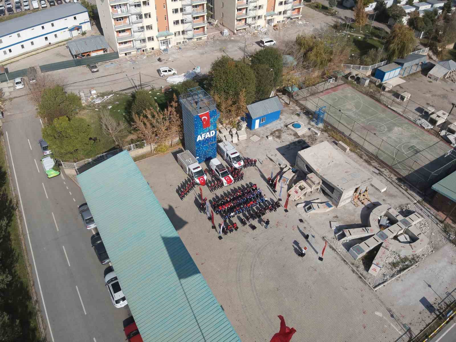 Van’da 23 Ekim Depremi’nin 15. yılında hayatını kaybedenler anıldı