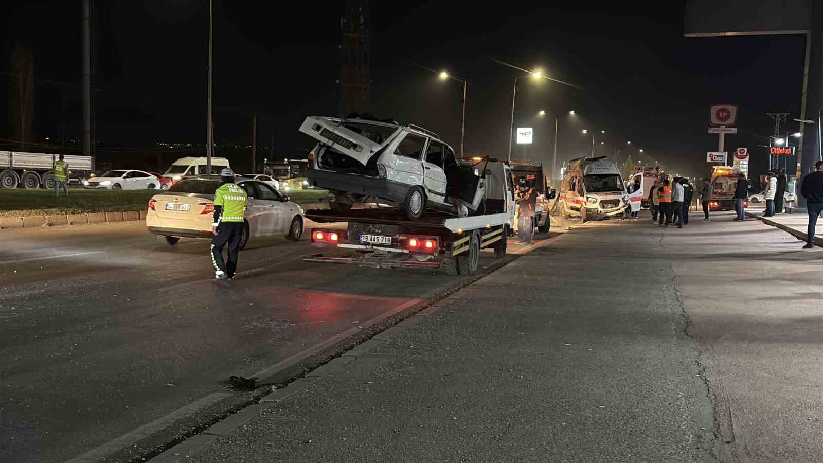 Çorum’da ambulans ile otomobil çarpıştı: 6 yaralı