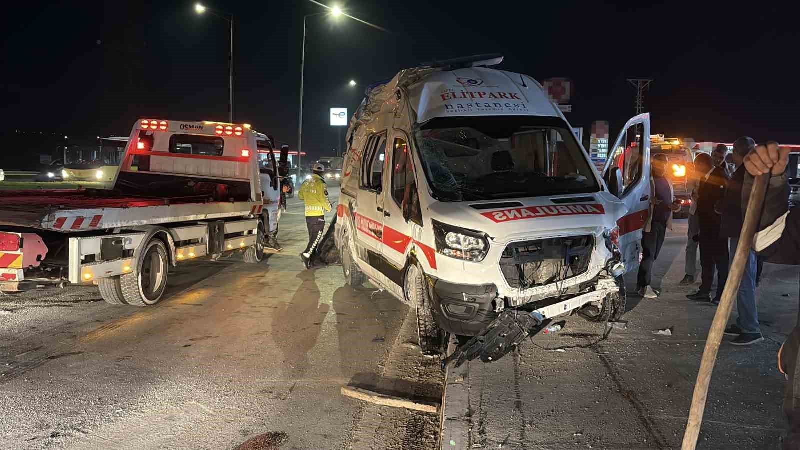 Çorum’da ambulans ile otomobil çarpıştı: 6 yaralı