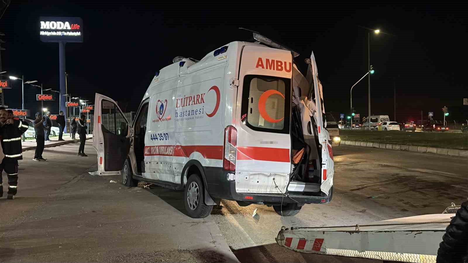 Çorum’da ambulans ile otomobil çarpıştı: 6 yaralı