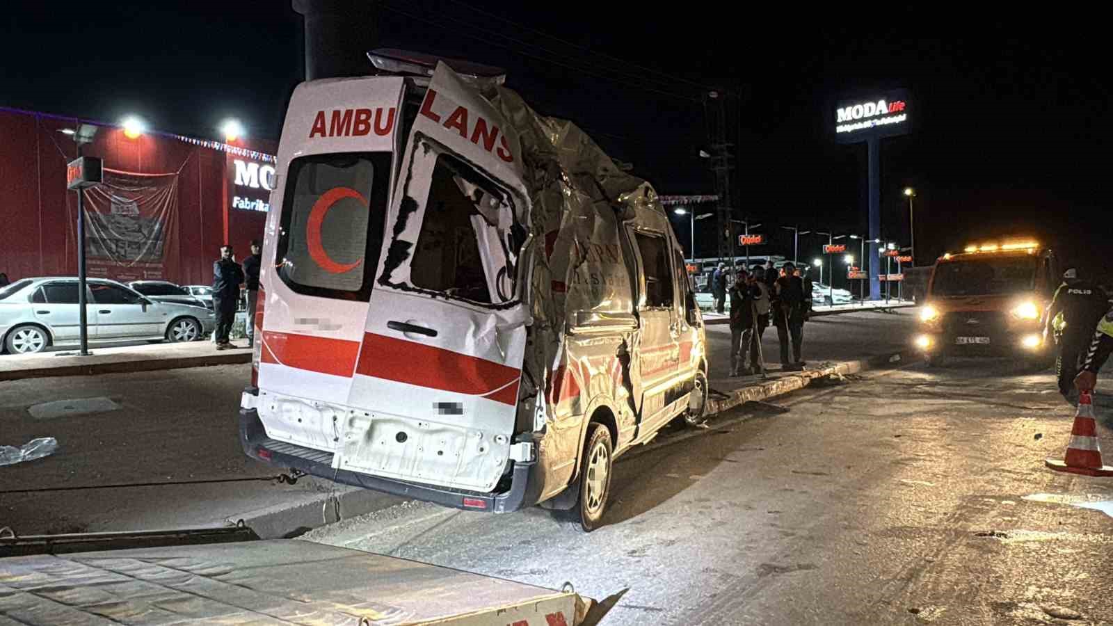 Çorum’da ambulans ile otomobil çarpıştı: 6 yaralı