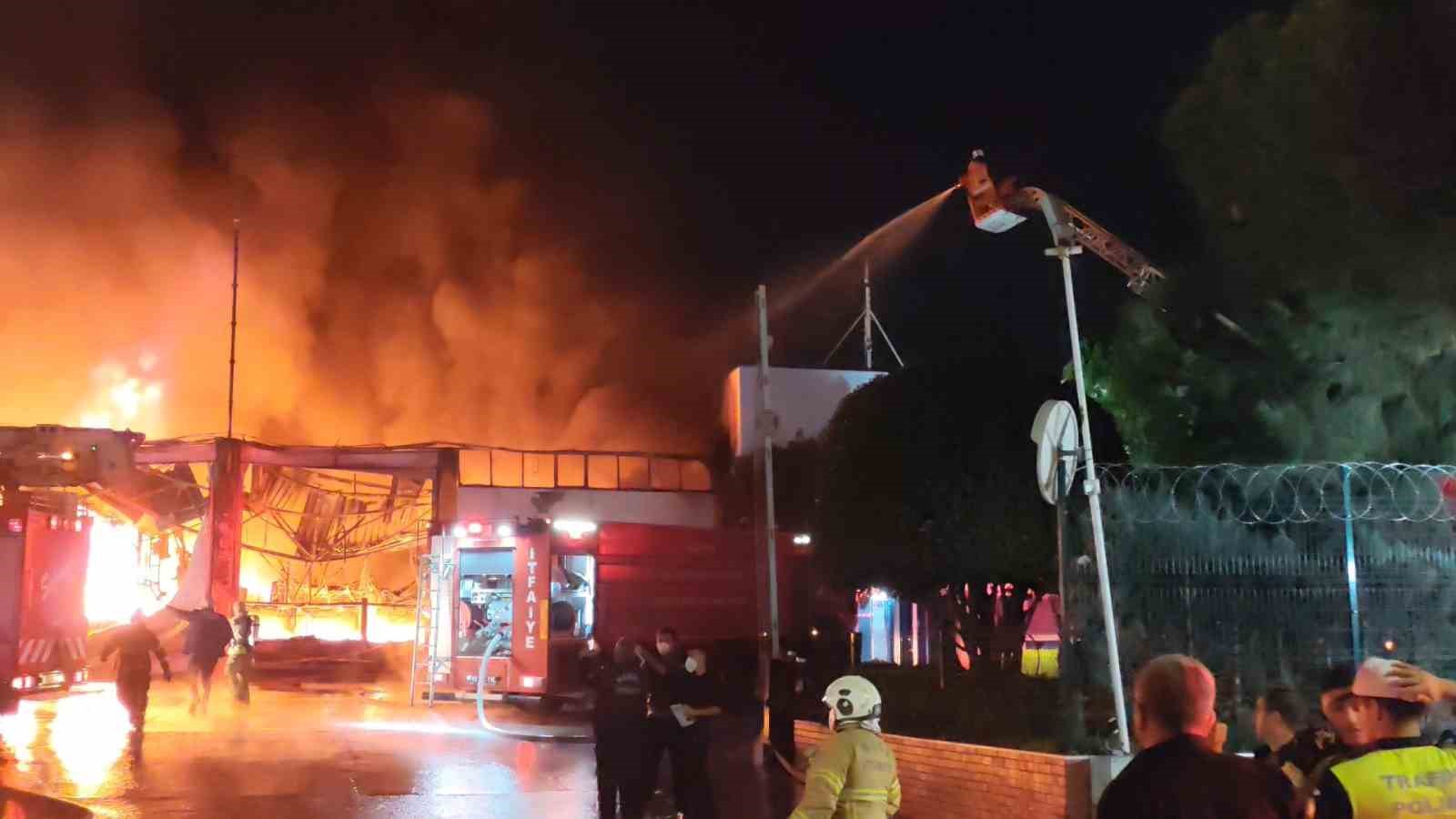 Manisa’da İnci Akü farikasında yangın