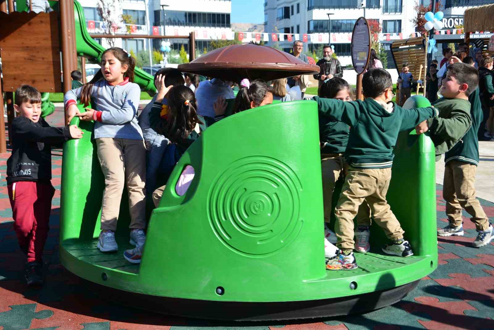 Bu park çocukları tarihte yolculuğa çıkartıyor