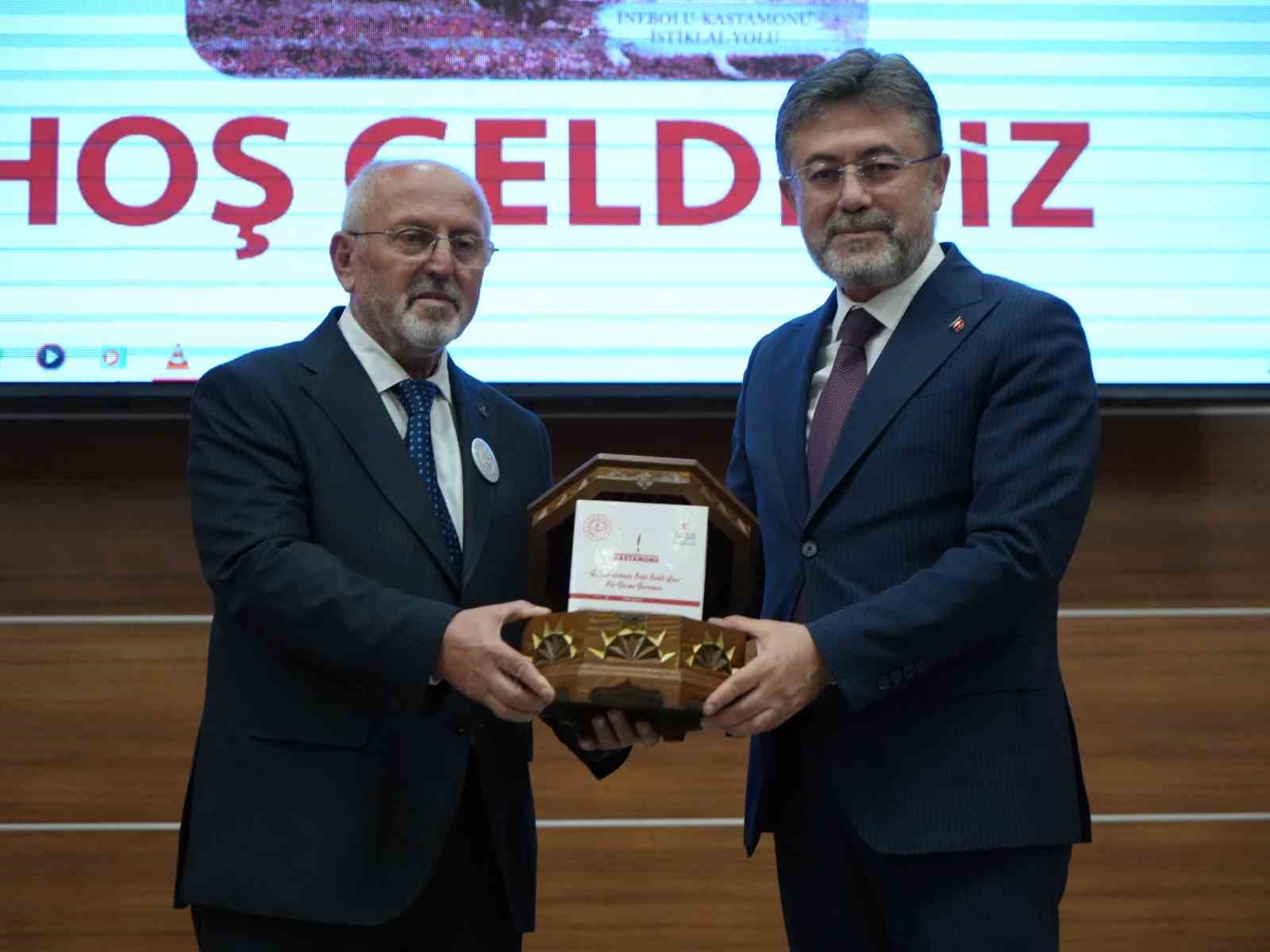 Bakan Yumaklı: "Gençlerimizin milli, manevi değerlerle en donanımlı bir şekilde yetiştirilmesi bizim temel önceliğimiz"