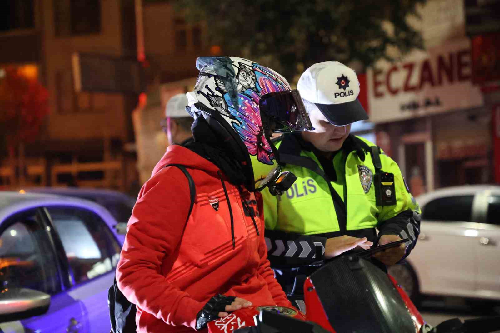Elazığ’da dev asayiş uygulaması: Eğlence mekanları, cadde ve sokaklar tek tek denetlendi
