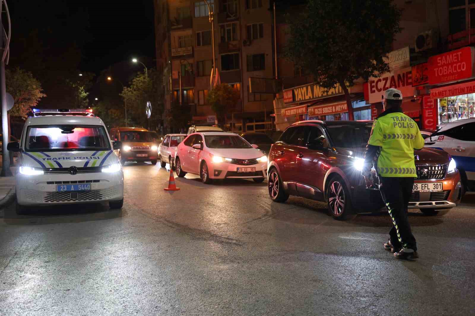 Elazığ’da dev asayiş uygulaması: Eğlence mekanları, cadde ve sokaklar tek tek denetlendi