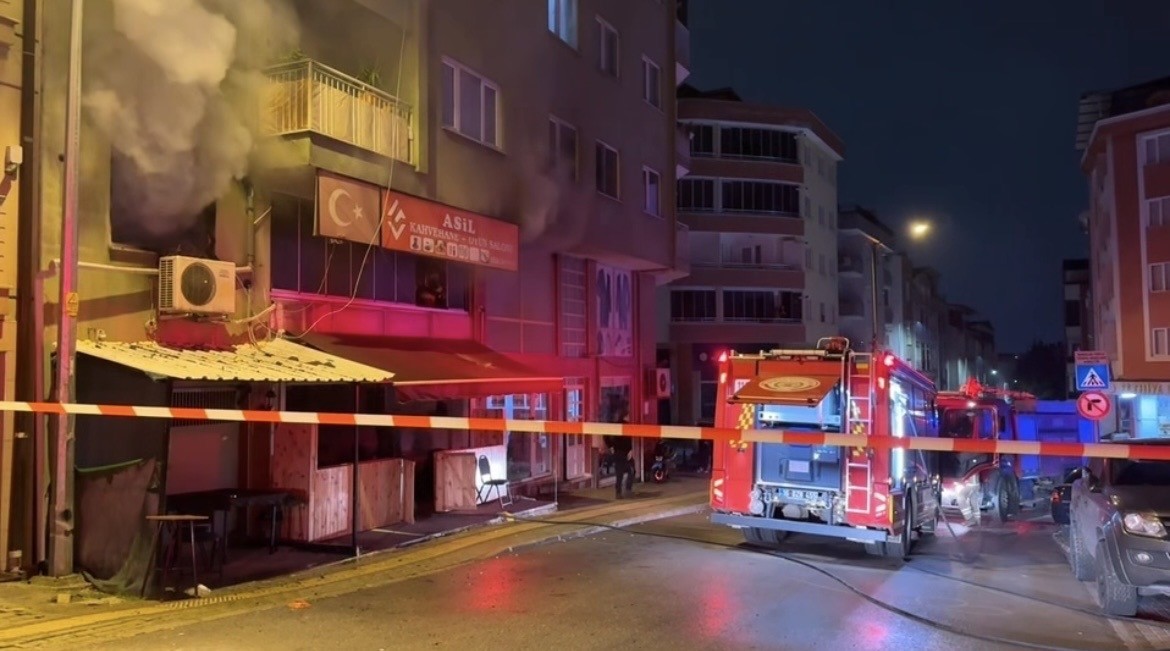 Kıraathanede gece yarısı çıkan yangın korkuttu