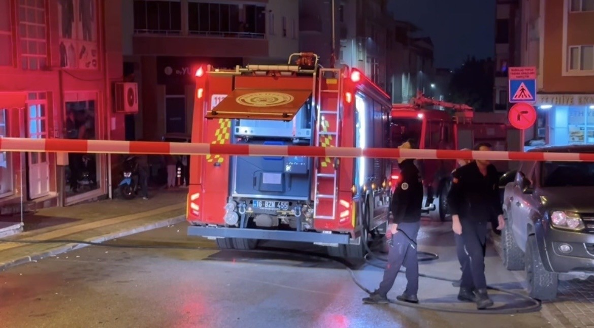 Kıraathanede gece yarısı çıkan yangın korkuttu