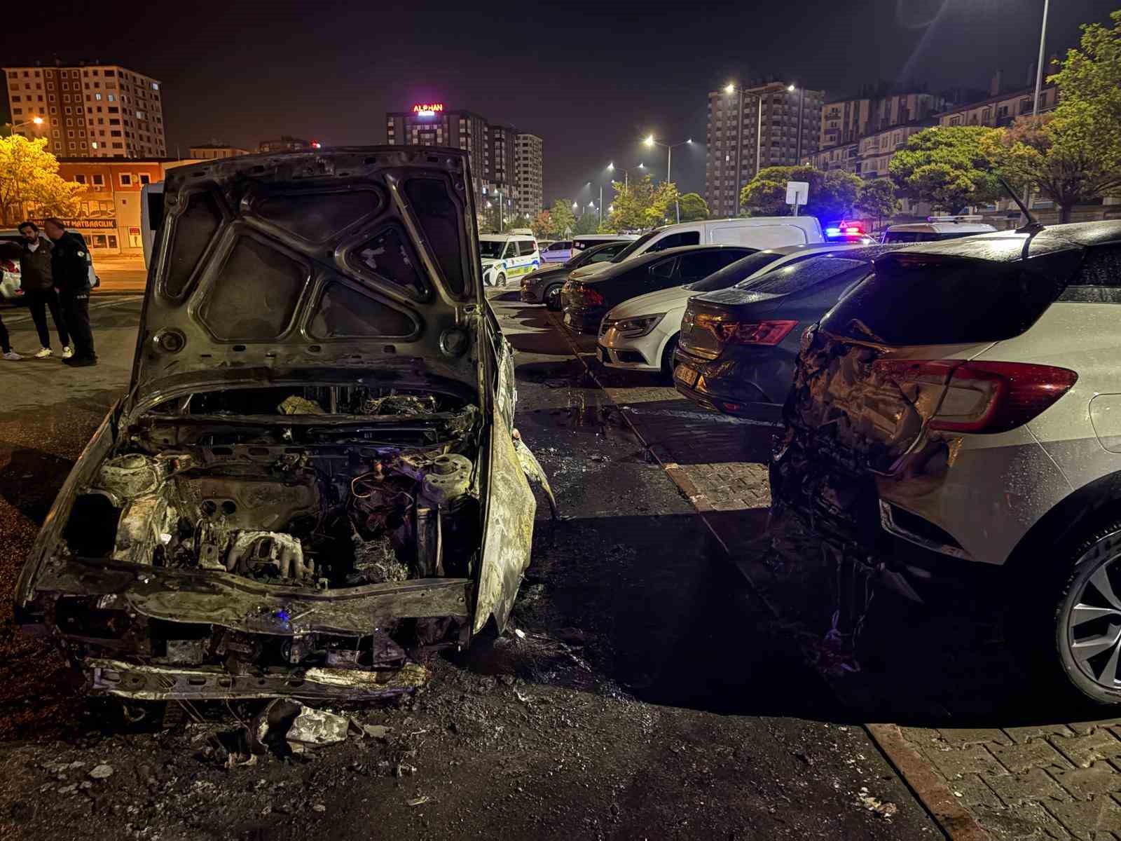 Kayseri’de kaza yapan otomobil alev aldı, park halindeki 3 araç zarar gördü: 1 yaralı
