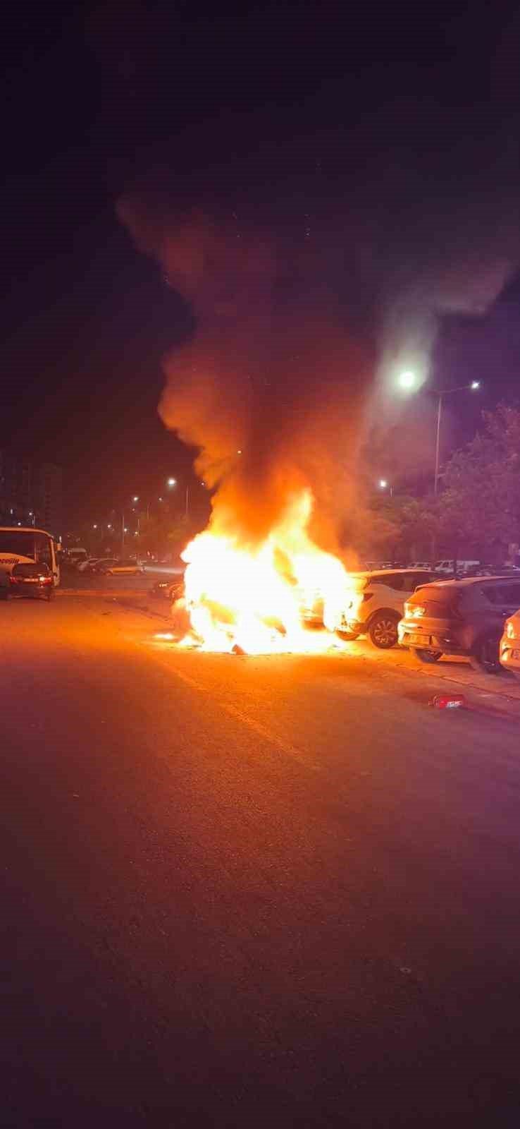 Kayseri’de kaza yapan otomobil alev aldı, park halindeki 3 araç zarar gördü: 1 yaralı