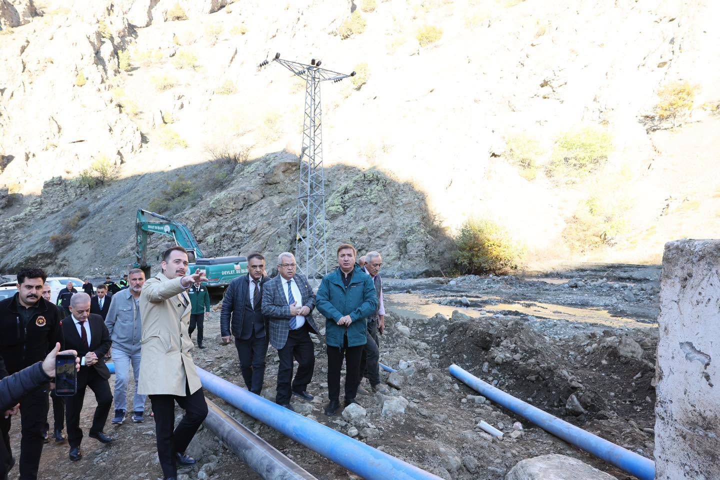 Erzincan’da yağıştan zarar gören köy yolları ve altyapı için çalışma yürütülüyor