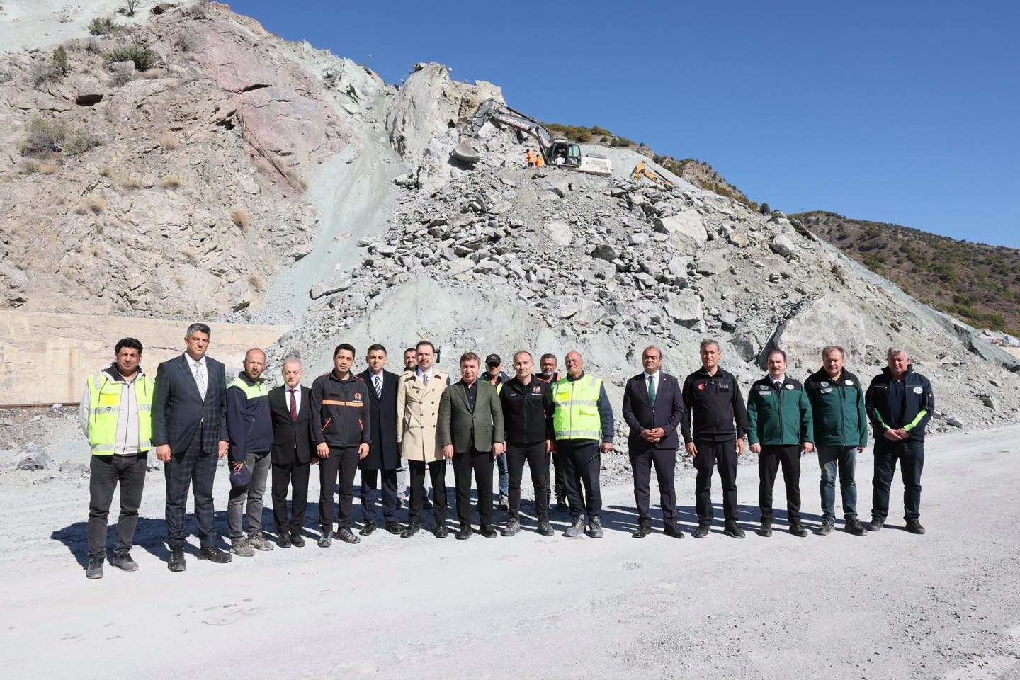 Erzincan’da heyelan nedeniyle demir yolu ve kara yolunda yürütülen çalışmalar incelendi