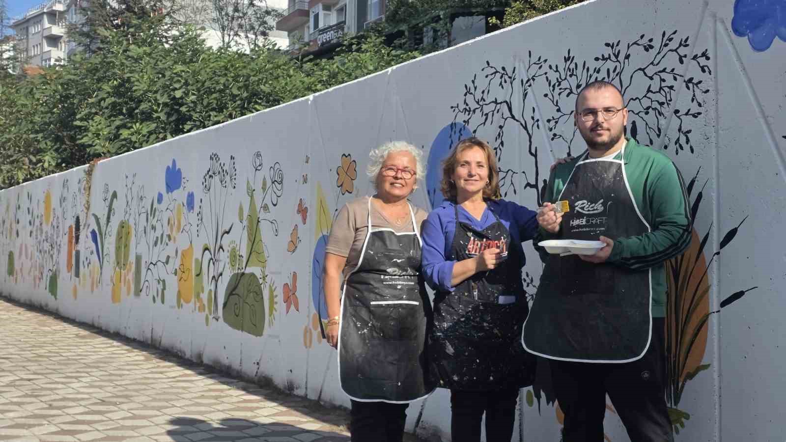 Bandırma’da duvarlar sanatla renklendi, Vecihibey Caddesi çiçek açıyor
