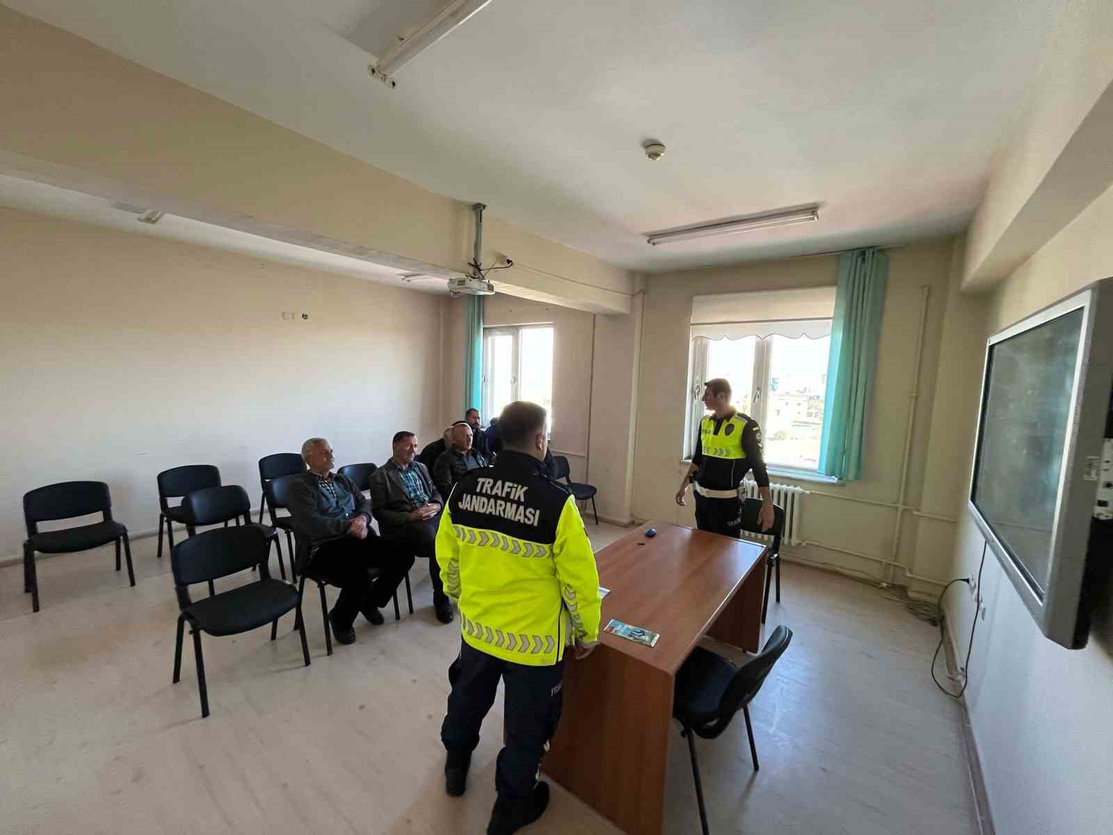 Akyaka’da okul servis şoförlerine trafik eğitimi