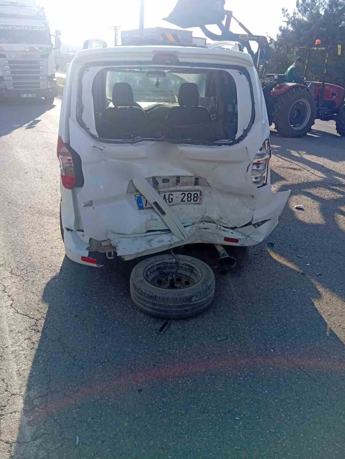 Kurtalan’da otomobil ile hafif ticari araç çarpıştı: 3 yaralı