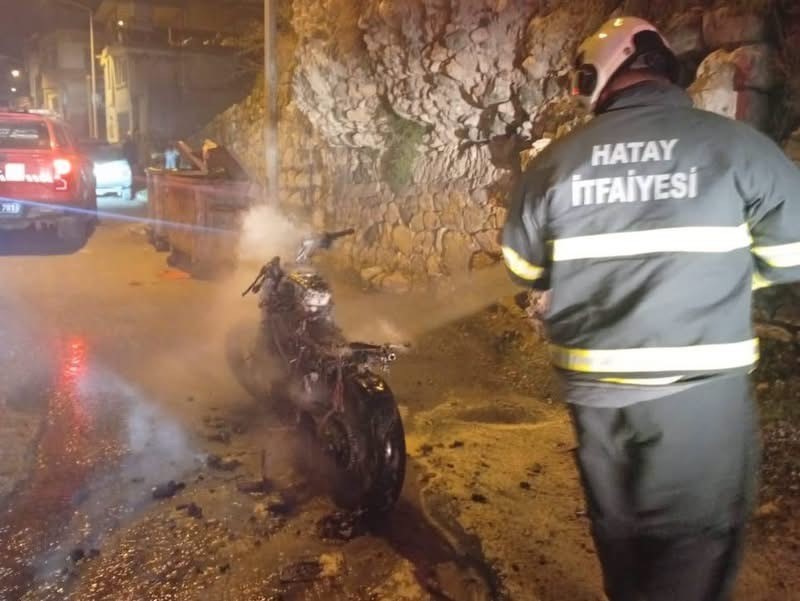Antakya’da yanan motosiklet kullanılmaz hale geldi