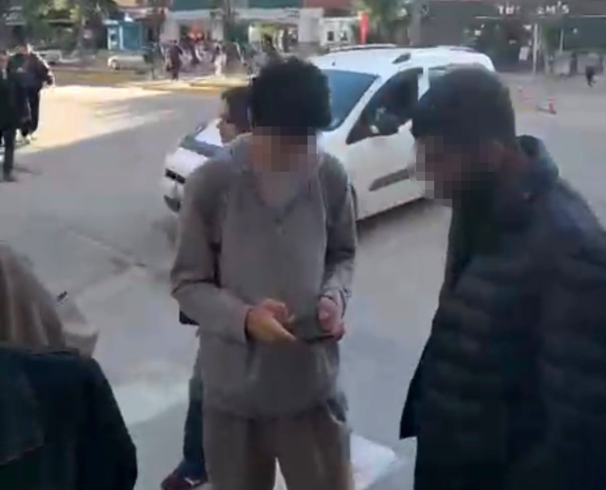 Eskişehir’de zorla tespih satıp para alan şüpheli Ankara’da yakalanarak adliyeye sevk edildi