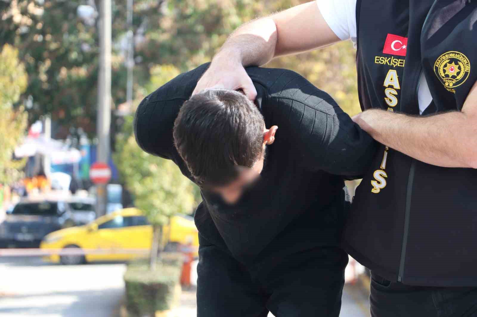 Eskişehir’de zorla tespih satıp para alan şüpheli Ankara’da yakalanarak adliyeye sevk edildi