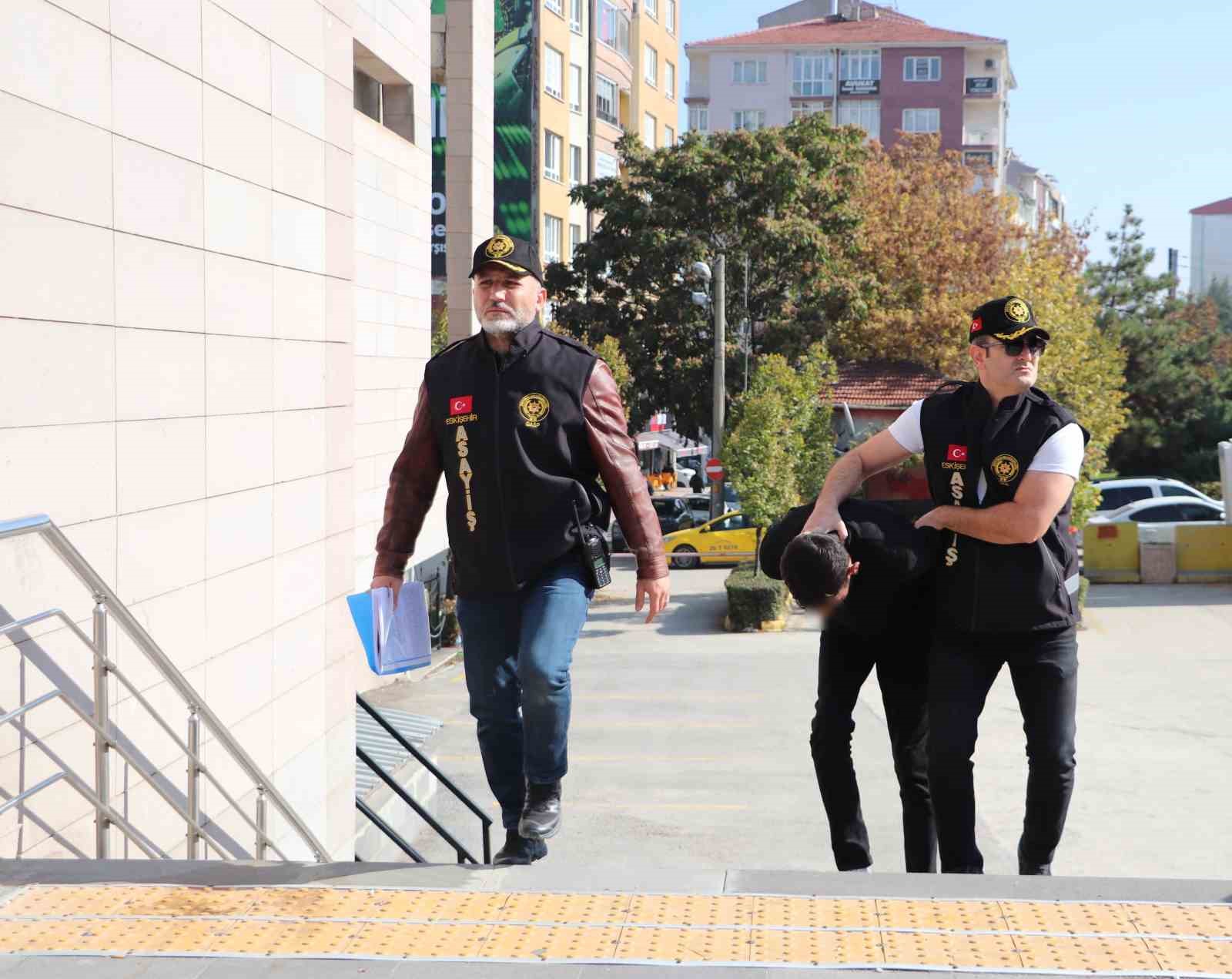 Eskişehir’de zorla tespih satıp para alan şüpheli Ankara’da yakalanarak adliyeye sevk edildi