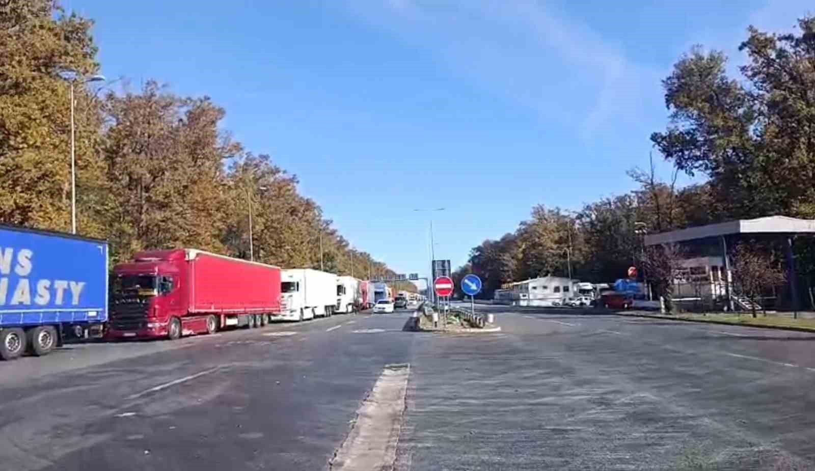 Batrovçi Sınır Kapısı’nda tır kuyruğu 15 kilometreye ulaştı
