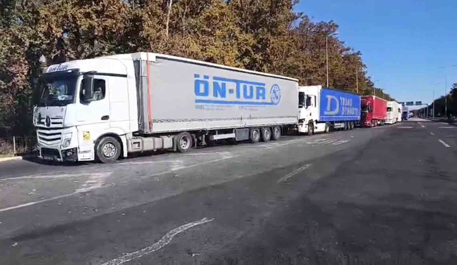 Batrovçi Sınır Kapısı’nda tır kuyruğu 15 kilometreye ulaştı
