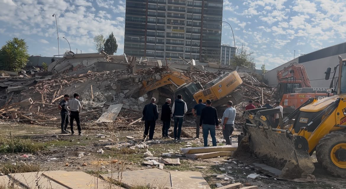 Kontrollü yıkım sırasında kepçe molozların altında kaldı