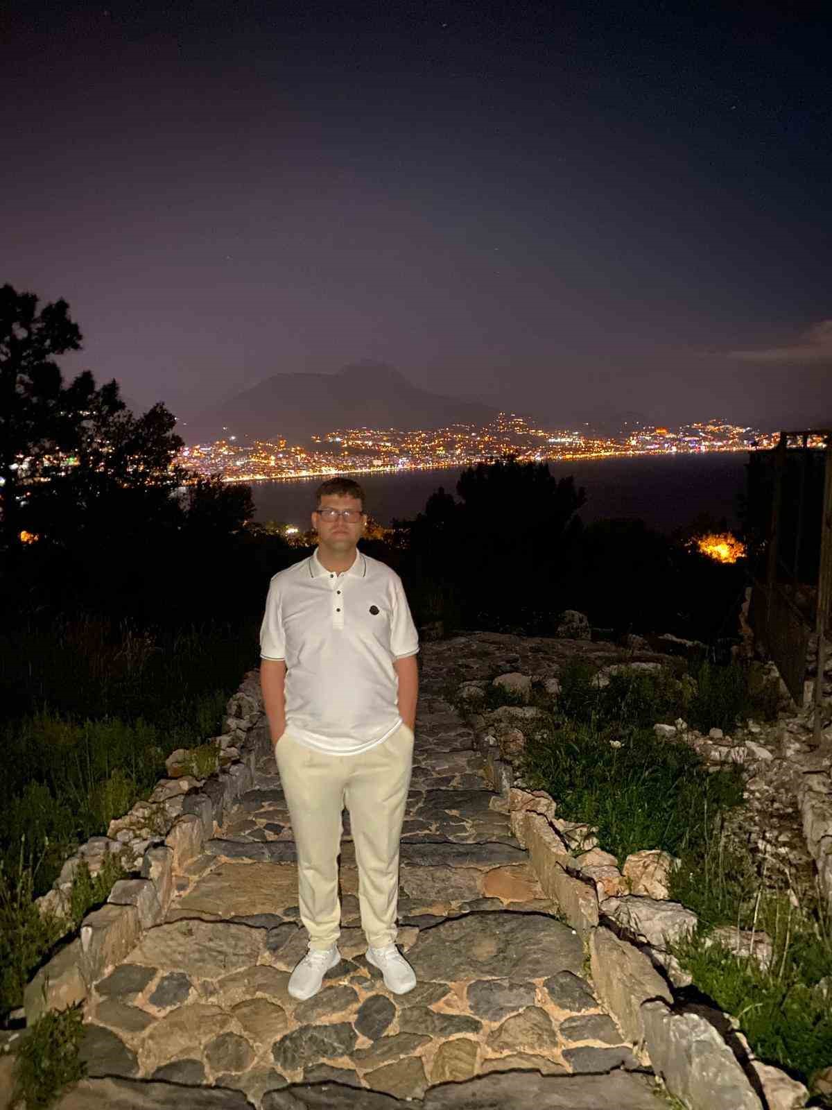 Son kez otomobili park edip ayakkabısız halde yürürken görüntülendi, 4 gündür haber alınamıyor
