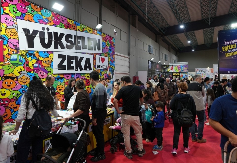 Denizli TÜYAP Kitap Fuarı’nda yazar yağmuru sürüyor