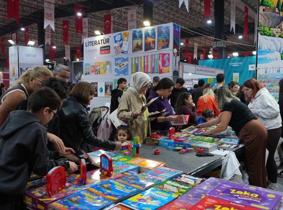 Denizli TÜYAP Kitap Fuarı’nda yazar yağmuru sürüyor