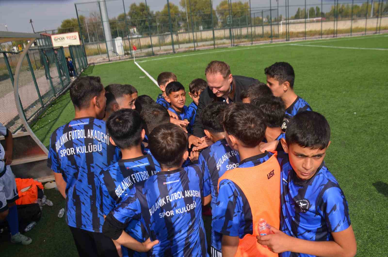 Bulanık Gençlerbirliği şampiyon oldu, play-off biletini aldı
