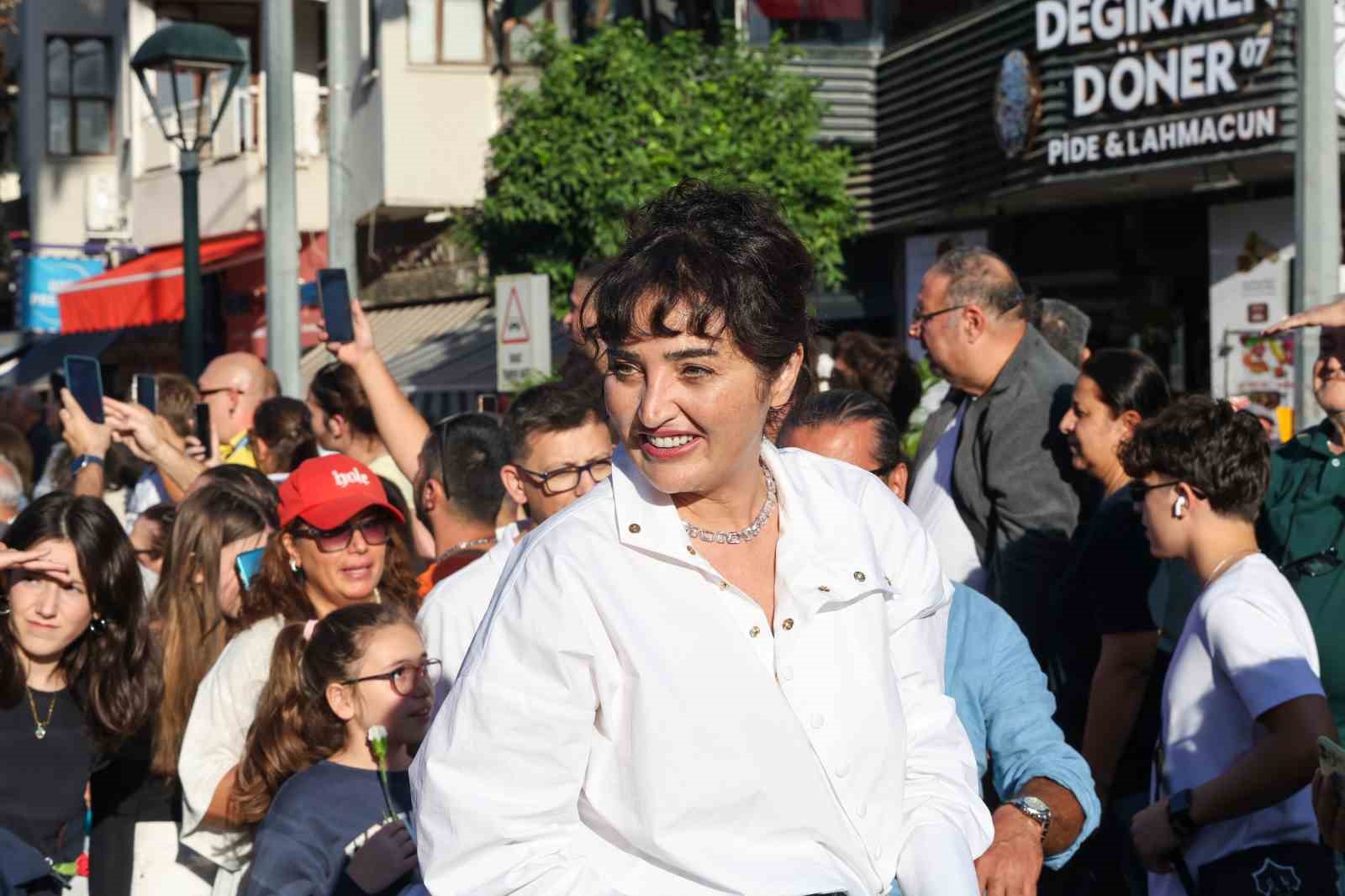 Antalya’da ünlü sanatçılara sevgi seli