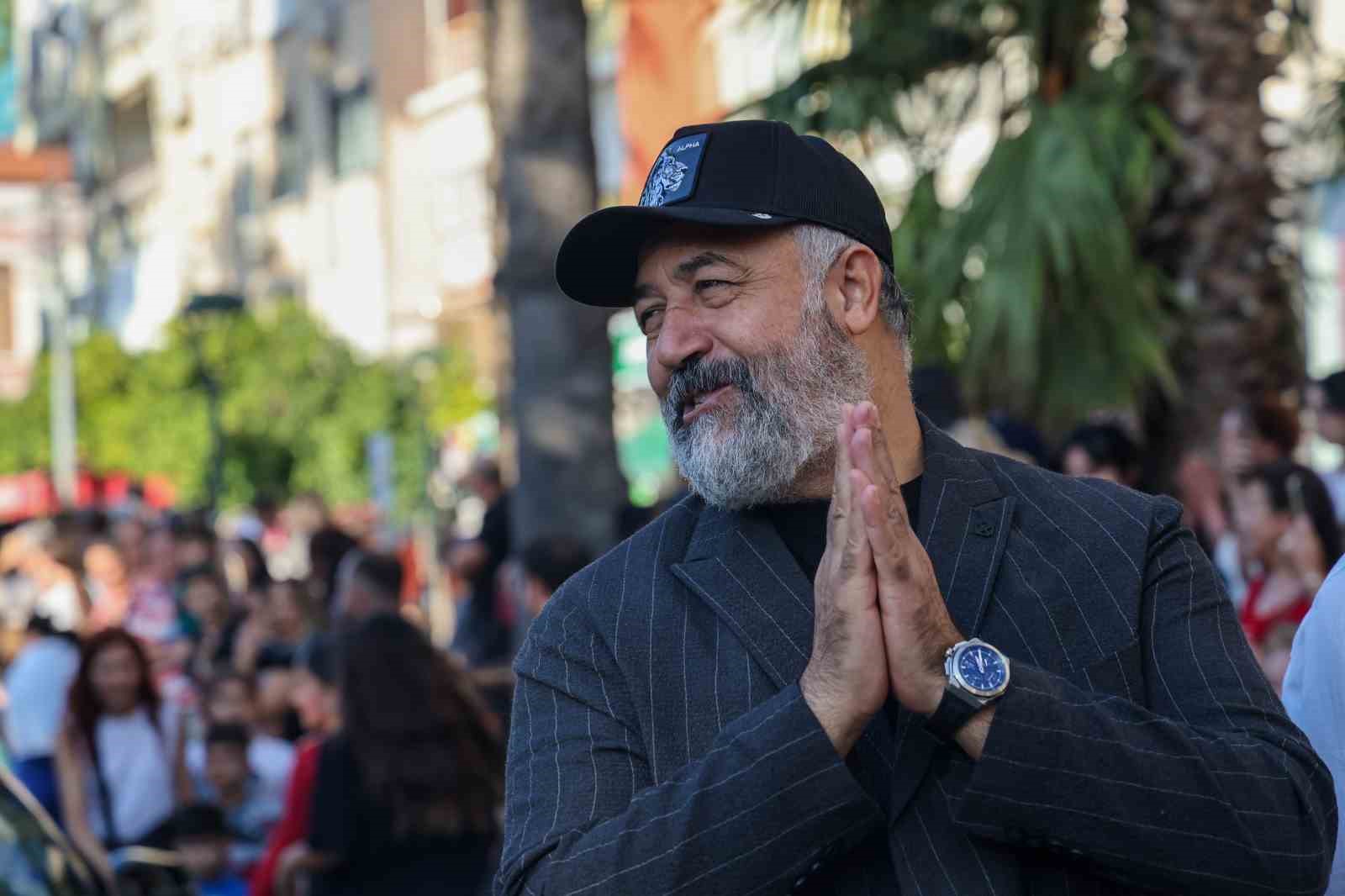 Antalya’da ünlü sanatçılara sevgi seli