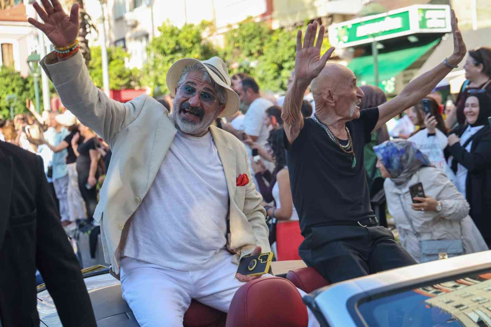 Antalya’da ünlü sanatçılara sevgi seli