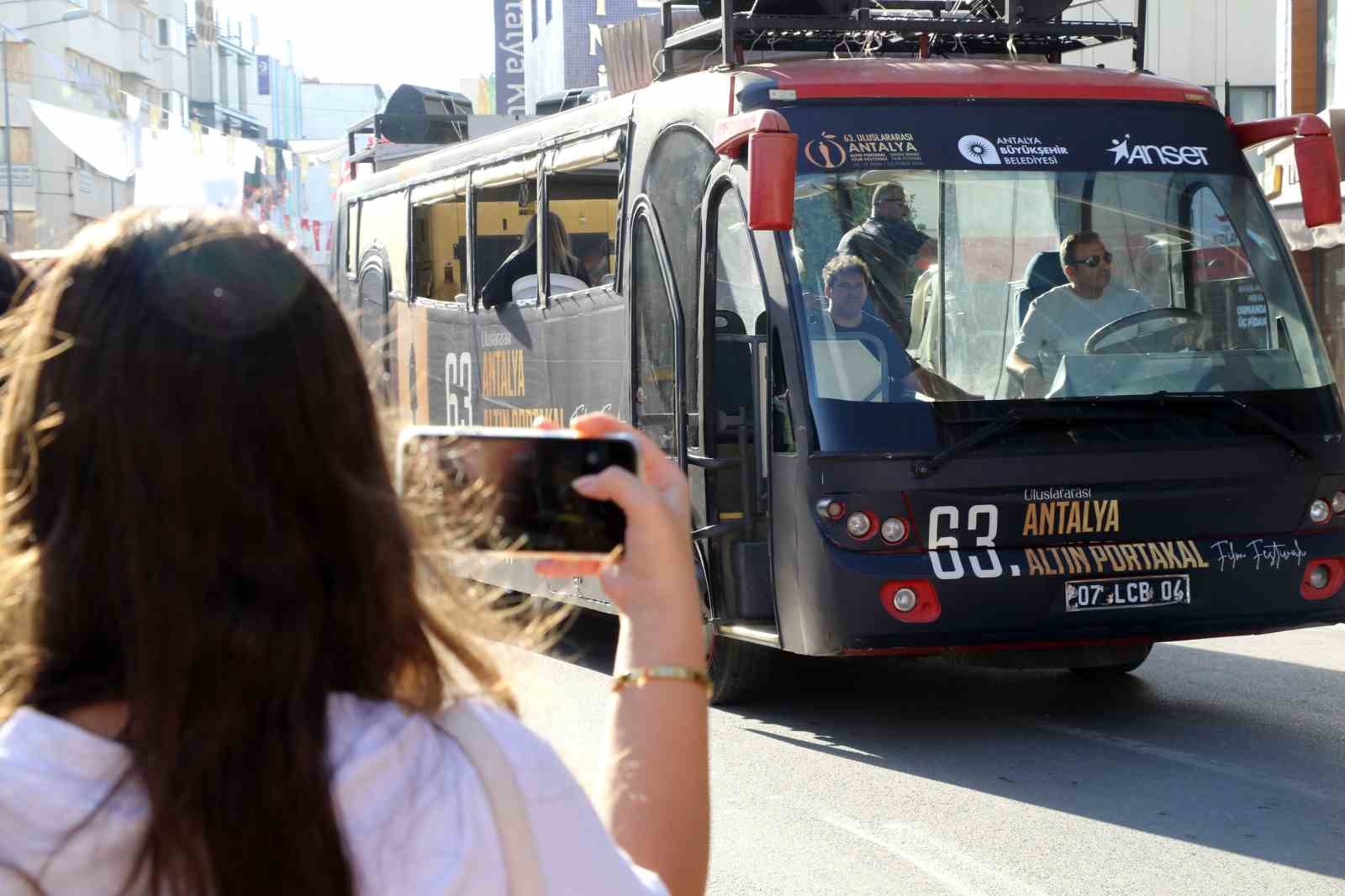 Antalya’da ünlü sanatçılara sevgi seli