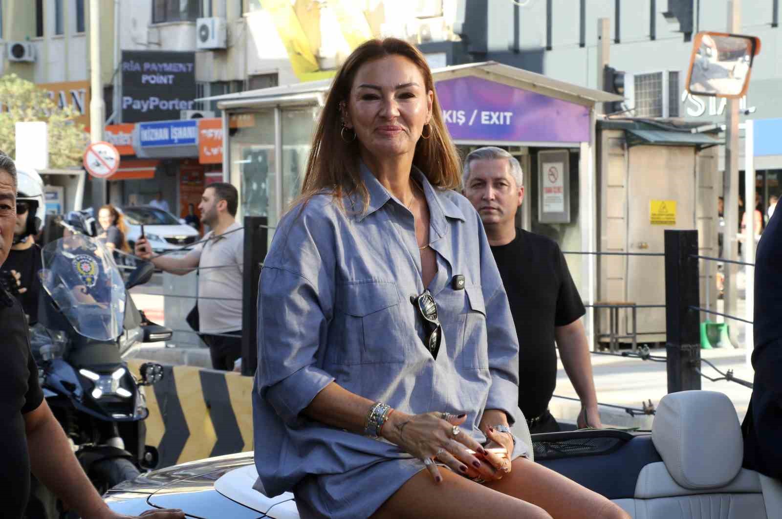 Antalya’da ünlü sanatçılara sevgi seli