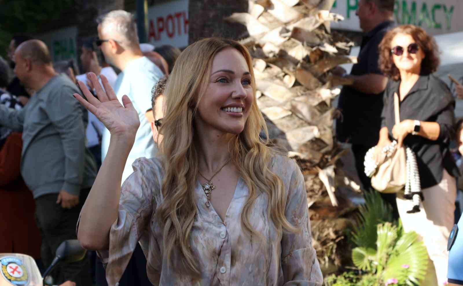 Antalya’da ünlü sanatçılara sevgi seli