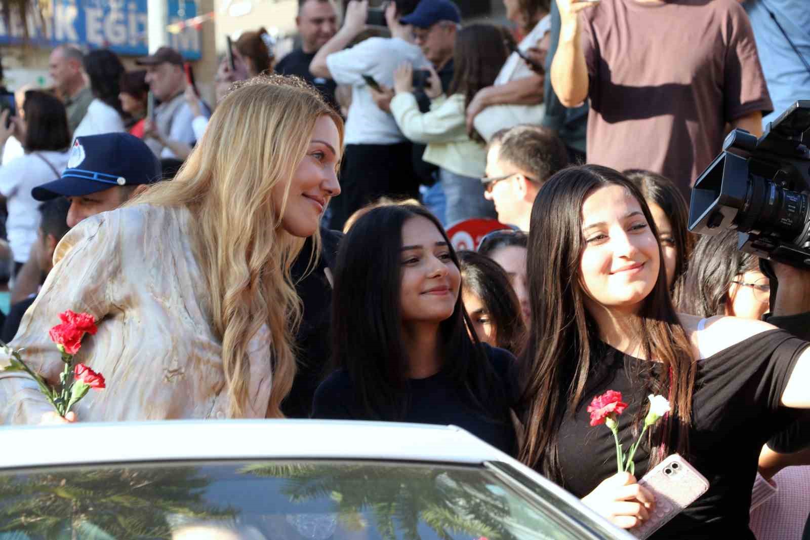 Antalya’da ünlü sanatçılara sevgi seli