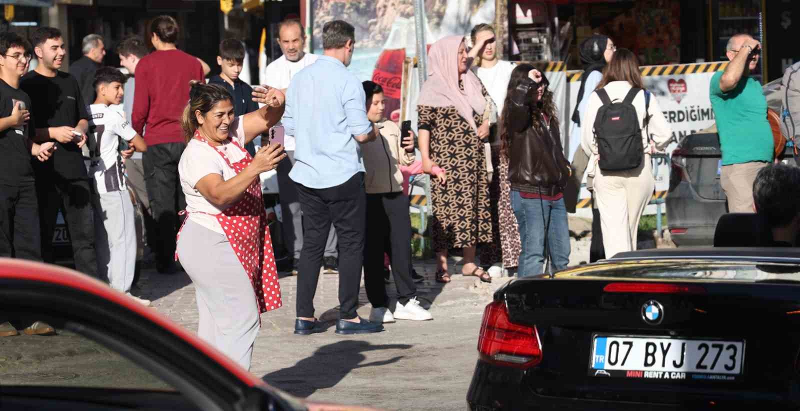 Antalya’da ünlü sanatçılara sevgi seli