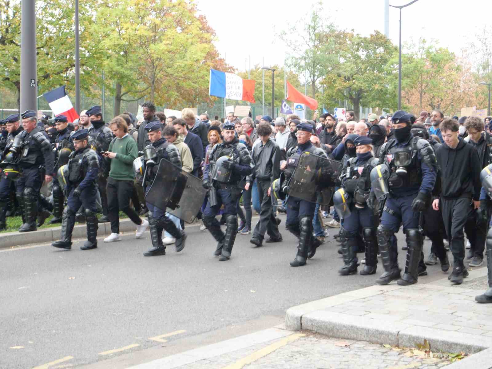 Paris’te 110 bin kişiden barışçıl yürüyüş