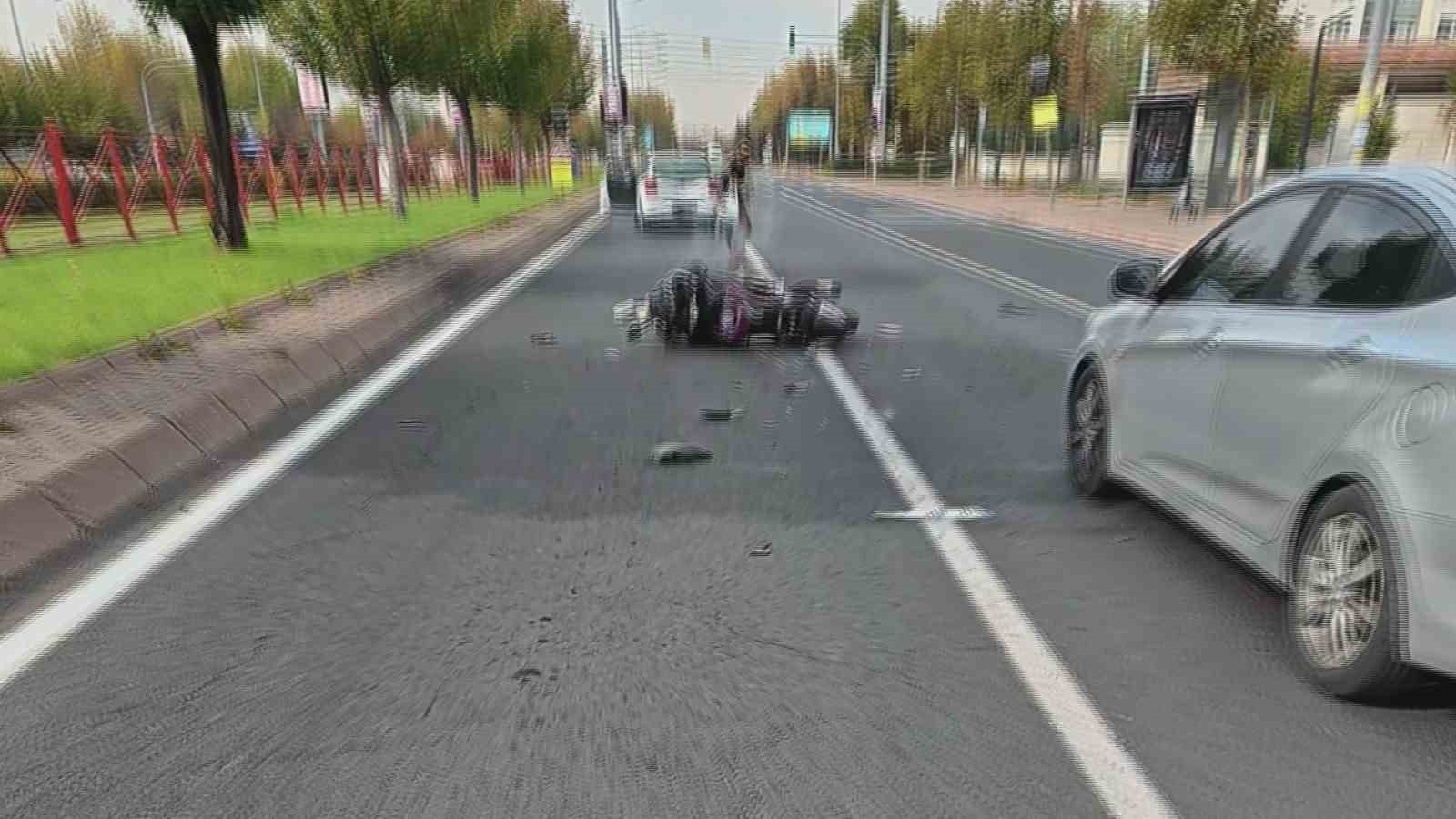 Otomobille çarpışan motosiklet sürücüsü havaya savruldu: 1 yaralı