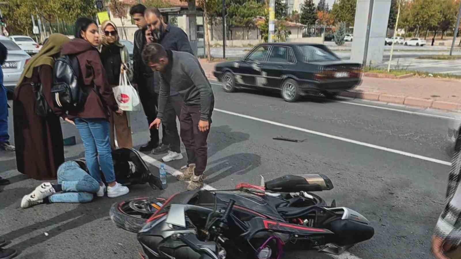Otomobille çarpışan motosiklet sürücüsü havaya savruldu: 1 yaralı