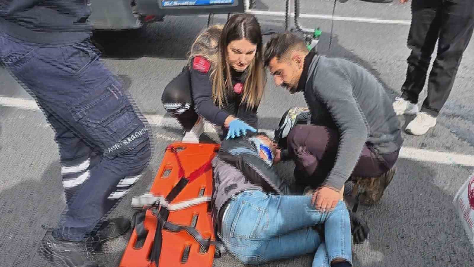Otomobille çarpışan motosiklet sürücüsü havaya savruldu: 1 yaralı