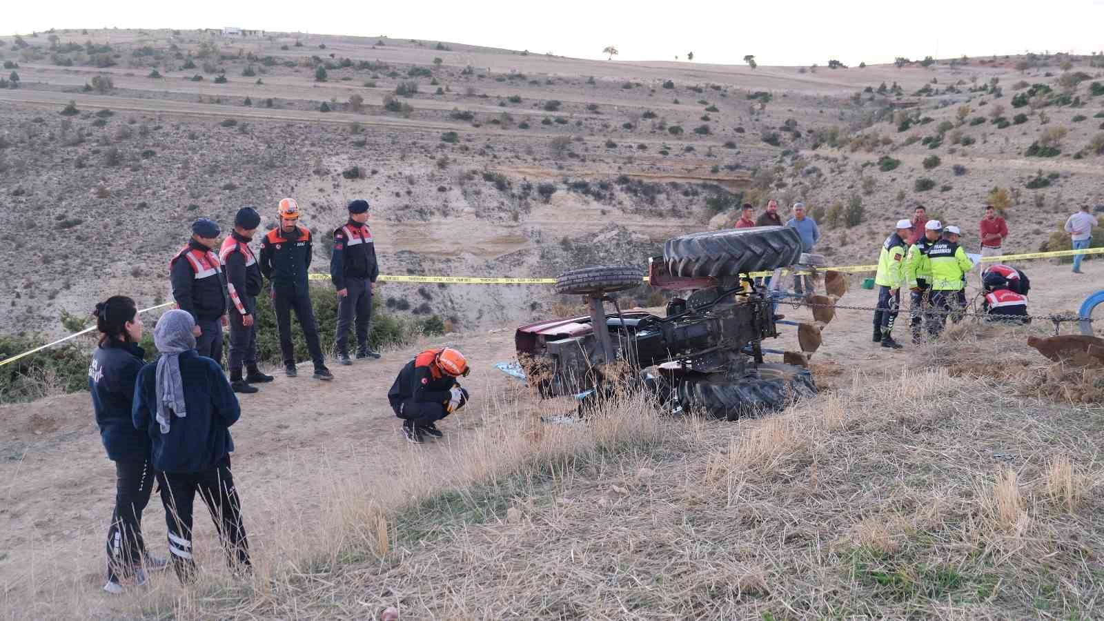 Karaman’da devrilen traktörün altında kalan sürücü hayatını kaybetti