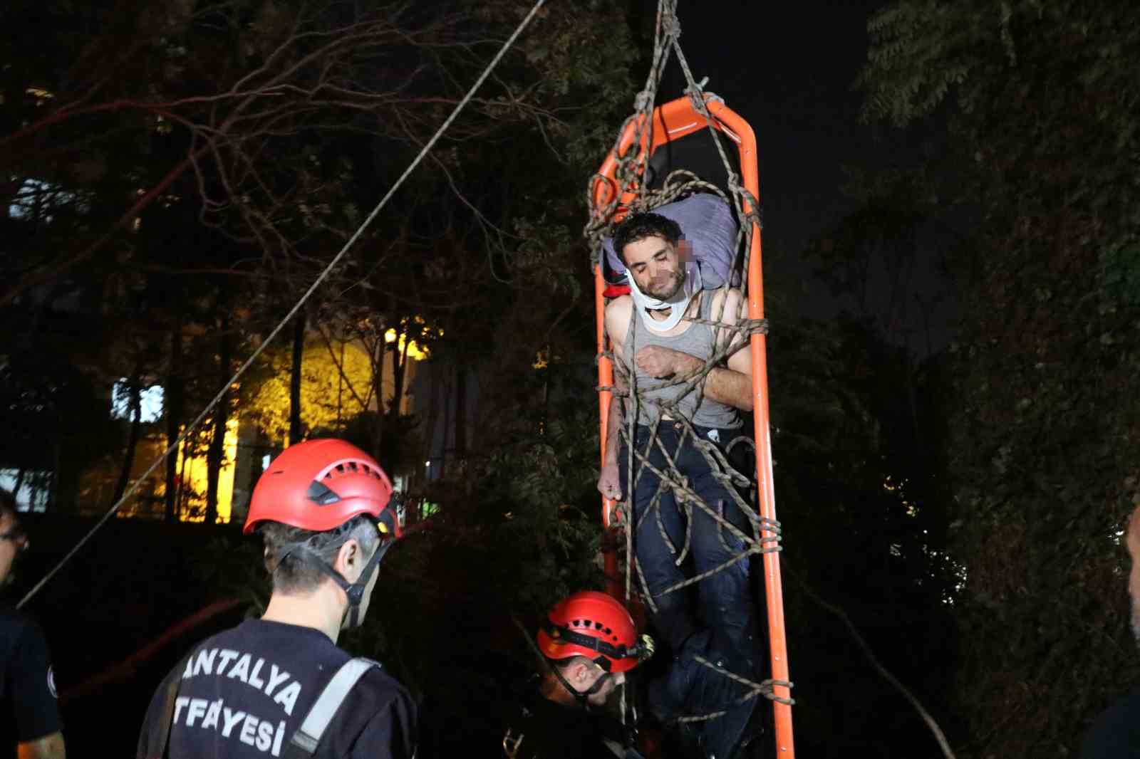 25 metreden kayalık alana düştü, 2 saatlik operasyonla kurtarıldı